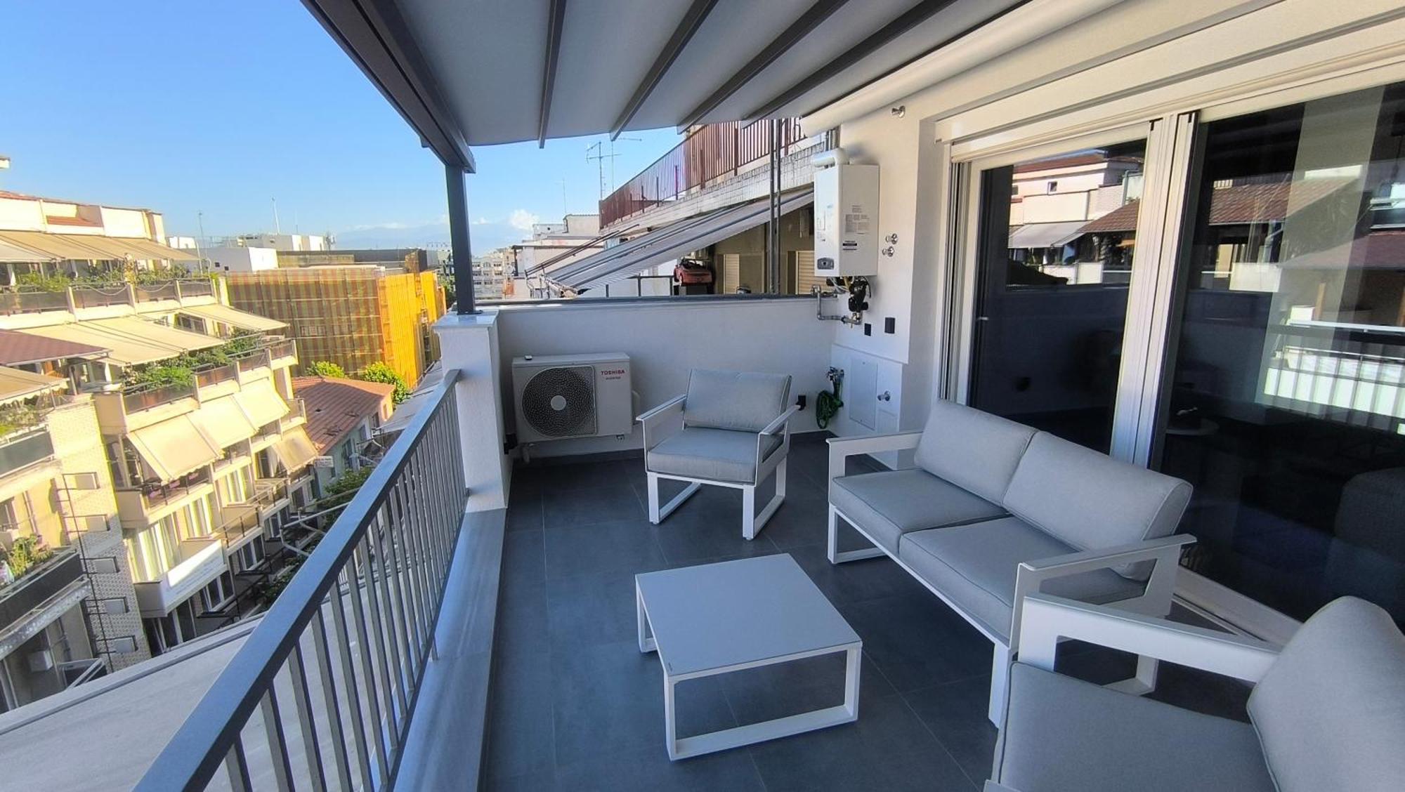 Absolute Suites, Sky View Smart Apartment Larissa